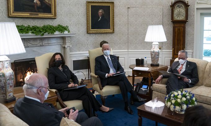 조 바이든 미국 대통령과 카멀라 해리스 부통령이 3일(현지시간) 백악관에서 척 슈머(오른쪽) 상원 원내대표를 비롯한 민주당 상원 의원들과 만나 신종 코로나바이러스 감염증(코로나19) 경기부양안에 관해 논의하고 있다. 워싱턴 AP=연합뉴스