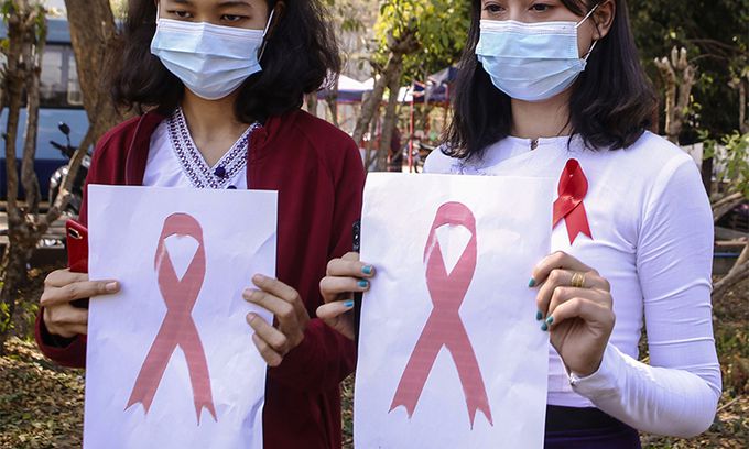 군부 쿠데타가 발생한 미얀마의 수도 네피도에서 지난 4일(현지시간) 가슴에 빨간색 리본을 단 농업부 소속 공무원들이 같은 모양의 리본이 그려진 종이 피켓을 들어 보이고 있다. 네피도=AFP연합뉴스