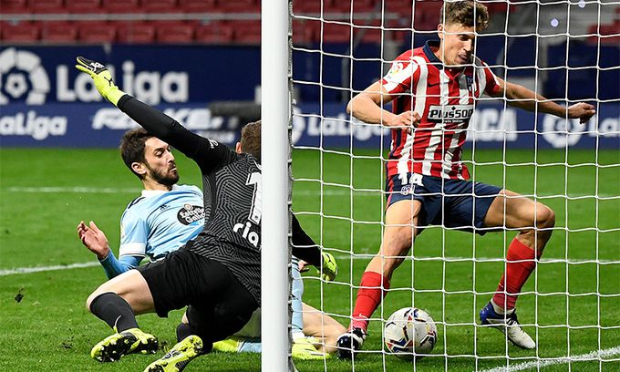 스페인 프리메라리가의 AT마드리드가 9일 스페인 마드리드 완다 메트로폴리타노에서 열린 라리가 22라운드 셀타 비고와의 경기에서 후반 44분 파쿤도 페레이라(왼쪽)에게 동점골을 허용하고 있다. 마드리드=AFP연합뉴스