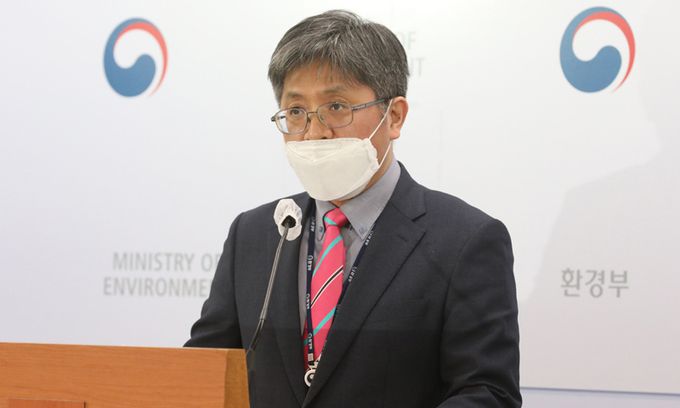 김승희 환경부 대기환경정책관이 10일 오전 정부세종청사에서 한국 환경부와 중국 생태환경부의 미세먼지 대응 상황과 지속적인 협력계획 등을 발표하고 있다. 뉴시스