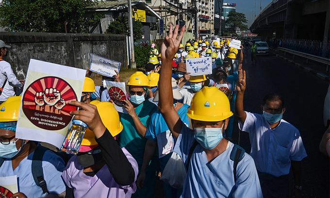 지난 11일(현지시간) 미얀마 최대 도시 양곤에서 의료계 종사자들이 노란 헬멧을 쓴 채 쿠데타 규탄 시위에 동참하고 있다. 양곤=AFP연합뉴스