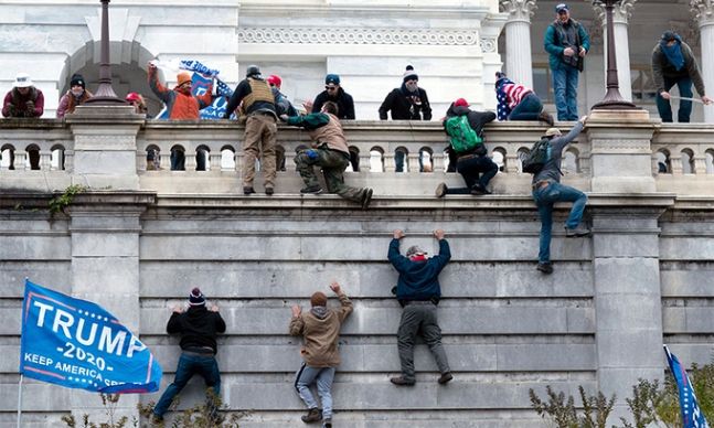 지난 1월 6일(현지시간) ‘세계 민주주의의 심장부’로 통하는 미국 수도 워싱턴DC 의회 의사당에 도널드 트럼프 대통령 지지자들이 난입했다. 시위대 일부가 의사당 담벼락을 오르고 있다. 워싱턴=AP연합뉴스