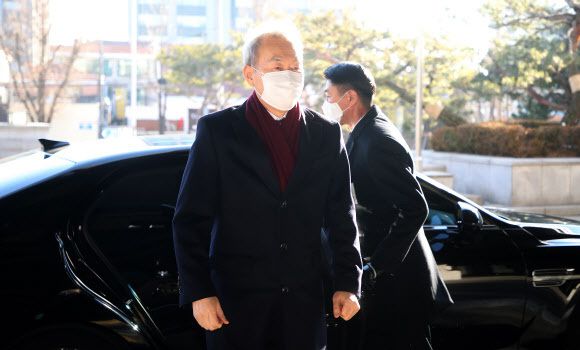 임성근 부장판사 탄핵심판의 주심 재판관인 이석태 헌법재판관이 8일 오전 서울 종로구 헌법재판소로 출근하고 있다. 뉴시스