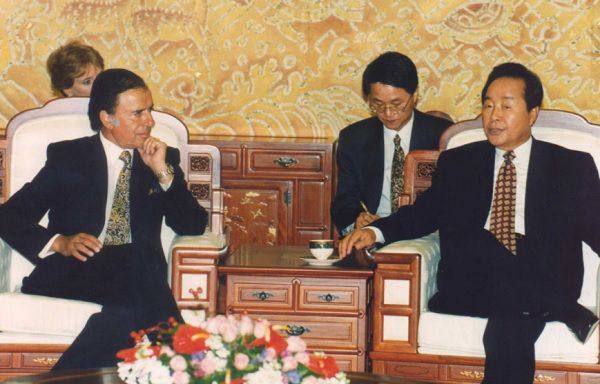 1995년 9월 김영삼 대통령(오른쪽)이 청와대에서 방한 중인 카를로스 사울 메넴 아르헨티나 대통령과 정상회담을 하는 모습. 세계일보 자료사진