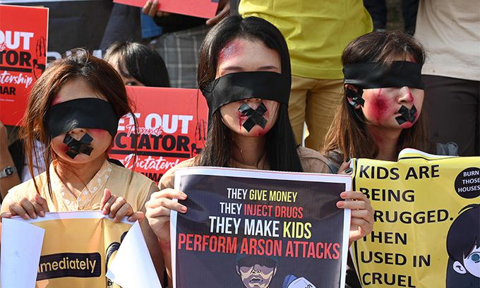 미얀마의 최대 도시 양곤에서 16일(현지시간) 시위대가 눈과 입을 검은색 천과 테이프로 가린 채 쿠데타 규탄 시위를 벌이고 있다. 양곤=AFP연합뉴스