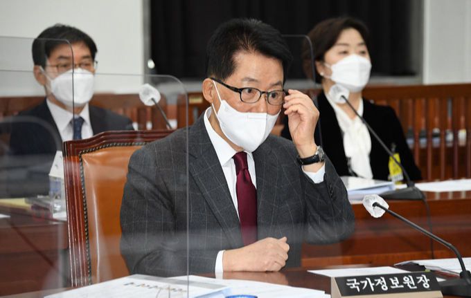 박지원 국정원장이 16일 오전 서울 여의도 국회에서 열린 정보위원회 전체회의에서 안경을 고쳐쓰고 있다. 뉴스1