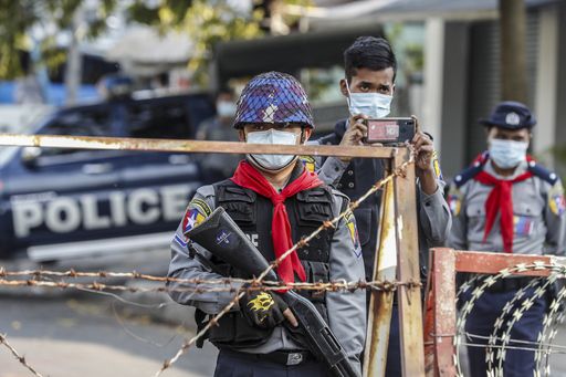 미얀마의 경찰 차량이 양곤 시내의 도로에 바리케이드를 치고 시위 행렬의 진입을 막고 있다. 양곤=EPA연합뉴스