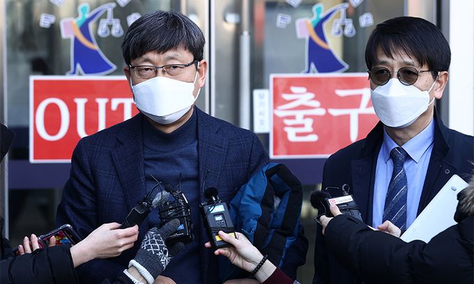 세화고 김재윤 교장(왼쪽)·배재고 고진영 교장이 18일 서초구 서울행정법원에서 열린 자율형 사립고등학교 지정 취소처분 취소 청구 소송에서 승소 판결을 받은 후 취재진 질문에 답하고 있다. 연합뉴스