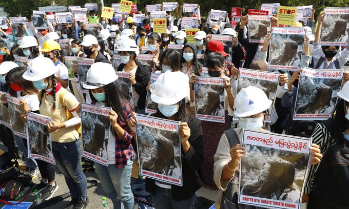 지난 9일(현지시간) 미얀마 수도 네피도에서 쿠데타 규탄 시위 도중 경찰이 쏜 총에 머리를 맞아 뇌사 상태에 빠졌던 20대 여성 시위 참가자 미야 테 테 카인이 19일 숨졌다고 가족이 밝혔다. 쿠데타 발생 이후 시위 참가자가 사망한 것은 이번이 처음이다. 사진은 지난 14일 제2도시 만달레이에서 만달레이 대학 졸업생들이 카인의 사진을 들고 시위를 벌이는 모습. 만달레이=AP연합뉴스