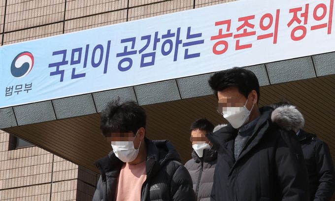 19일 정부과천청사 법무부 관계자들이 청사를 나서고 있다. 연합뉴스