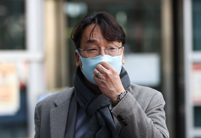 19일 코오롱생명과학 변호를 맡은 박재우 변호사가 서울 서초구 서울행정법원을 나서고 있다. 연합뉴스