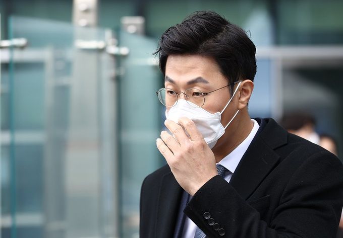 19일 인보사 피해자 측 대리인 엄태섭 변호사가 서울 서초구 서울행정법원에서 열린 선고를 마치고 나오고 있다. 연합뉴스