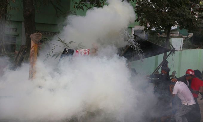 미얀마 군경이 20일(현지시간) 만달레이 시위현장에서 최루탄 등을 발사하자 시위대가 피하고 있다. 만달레이=EPA연합뉴스