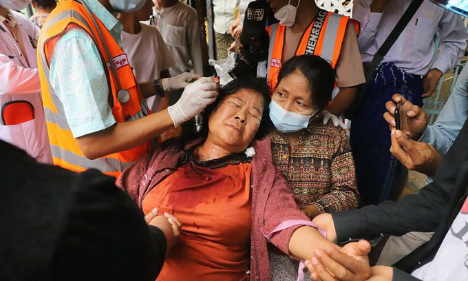 20일(현지시간) 미얀마 만달레이에서 군경의 강경 시위 진압으로 머리에 상처를 입은 한 여성이 긴급치료를 받고 있다. 만달레이=AFP연합뉴스