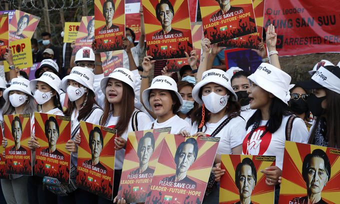 가수와 모델 등 미얀마의 유명 연예인들이 20일(현지시간) 양곤 소재 미국대사관 앞에서 아웅산 수치 국가고문의 사진이 담긴 플래카드를 들고 수치 고문의 석방을 요구하고 있다. 양곤=EPA연합뉴스