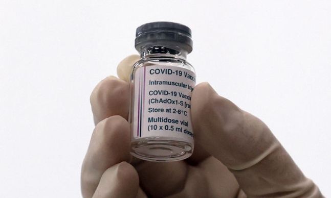 지난 16일 오후 서울 중구 대한간호협회 서울·강원 취업인력교육센터에서 간호사들을 대상으로 한 코로나19 백신 접종 교육 중 강사가 아스트라제네카(AZ) 백신 현품(주사액 병)을 들어보이고 있다. 연합뉴스