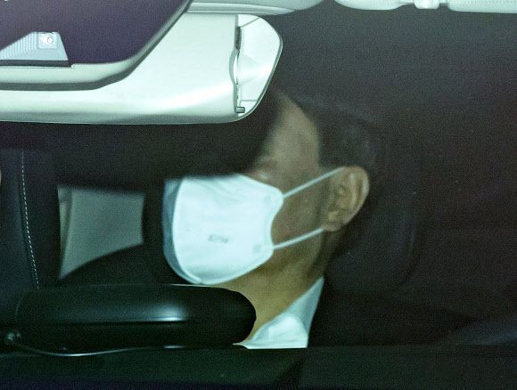 윤석열 검찰총장이 22일 오전 관용차량을 타고 서울 서초구 대검찰청으로 출근하고 있다. 연합뉴스