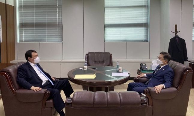 박범계 법무부 장관(오른쪽)이 5일 서울 서초동 서울고검 청사에서 윤석열 검찰총장과 만나 검찰 인사에 관한 의견을 나누고 있다. 법무부 제공