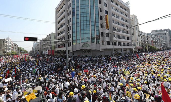 22일 미얀마 만달레이 기차역 주변 도로에 군부 쿠데타 반대 시위대가 모여들고 있다. 군사 정권의 유혈진압 위협에도 미얀마 전역에서 총파업이 벌어져 수백만 명이 거리로 쏟아져 나왔다. 만달레이=AP뉴시스