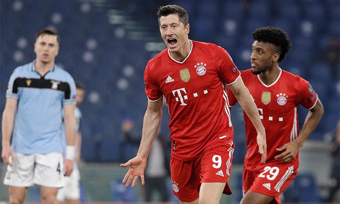 바이에른 뮌헨의 로베르트 레반도프스키(가운데)가 24일 열린 라치오와의 2020∼2021 UCL 16강 1차전 원정 경기에서 선제골을 넣은 뒤 환호하고 있다. 로마=신화연합뉴스