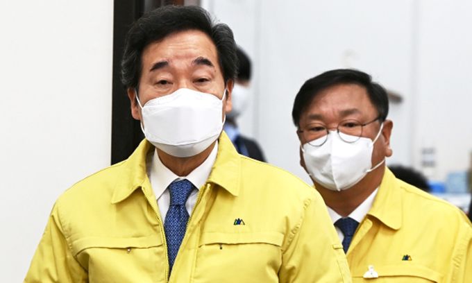 이낙연 더불어민주당 대표와 김태년 원내대표가 지난 19일 서울 여의도 국회에서 열린 최고위원회의에 참석하고 있다. 뉴스1