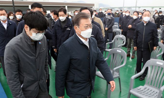 문재인 대통령이 25일 부산신항 다목적 부두에 위치한 해양대학교 실습선 한나라호 선상에서 열린 '동남권 메가시티 구축 전략 보고' 행사를 마치고 퇴장하고 있다. 연합뉴스