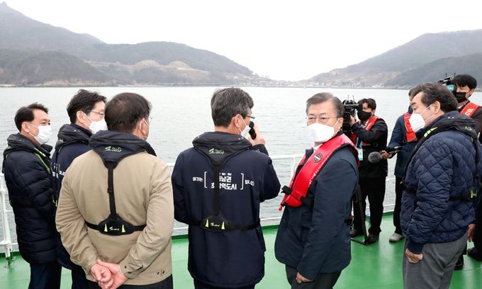 文 “특별법 제정되는 대로 전폭지원” 문재인 대통령이 25일 부산에서 열린 ‘동남권 메가시티 구축 전략 보고’에 참석, 어업지도선을 타고 가덕신공항 건설 예정 부지를 시찰하고 있다. 문 대통령은 이 자리에서 “가덕도 신공항 특별법이 제정되는 대로 신속히 진행하고 필요한 지원을 아끼지 않을 것”이라고 밝혔다. 부산=청와대사진기자단