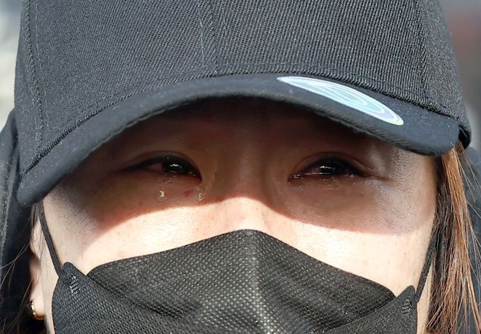 양부모에게 학대를 당해 숨진 생후 16개월 영아 ‘정인이 사건’의 증인신문이 열린 지난 17일 서울 양천구 서울남부지법 앞에서 가해자들의 사형을 촉구하는 시위 참가자가 눈물을 흘리고 있다. 연합뉴스