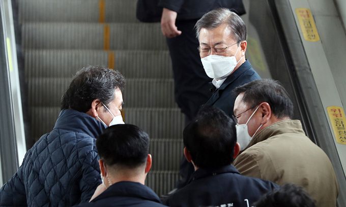 문재인 대통령이 25일 부산 부전역에서 열린 '동남권 메가시티 구축 전략 보고'에 참석, 울산광역시 송철호 시장의 '생활 행정공동체 전략보고'를 들은 뒤 이동하고 있다. 연합뉴스