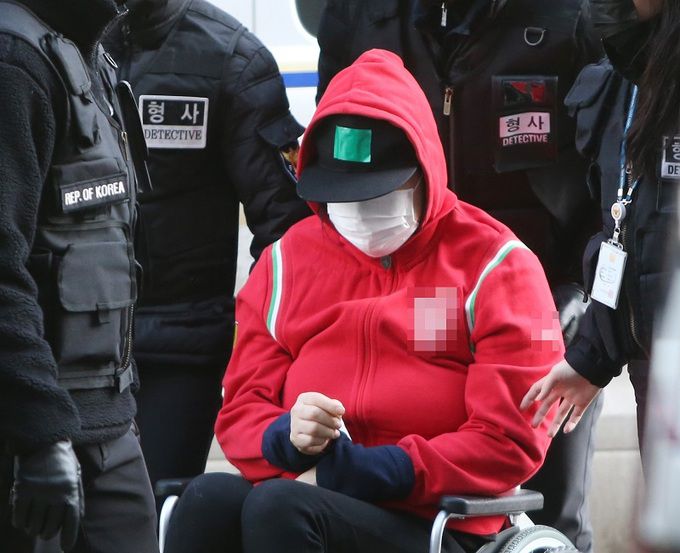 8세 딸의 호흡을 막아 숨지게 한 혐의를 받는 어머니 A(44)씨가 지난 17일 오후 구속 전 피의자 심문(영장실질심사)을 받기 위해 인천 미추홀구 인천지방법원으로 들어서고 있다. 연합뉴스