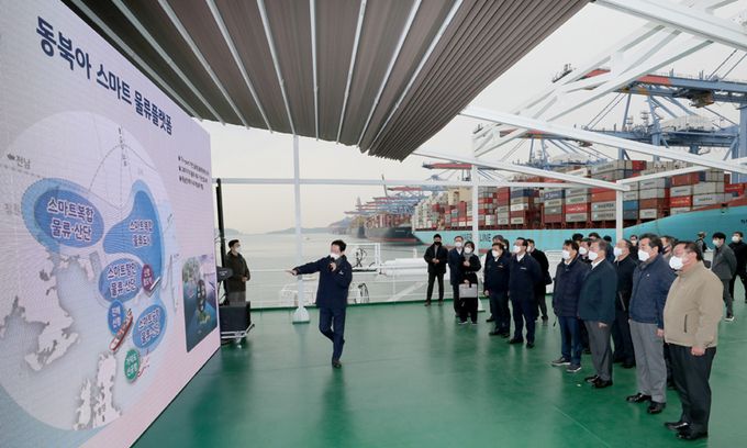 문재인 대통령이 25일 부산에서 열린 '동남권 메가시티 구축 전략 보고'에 참석, 부산신항 한나라호에서 김경수 경상남도지사로부터 동북아 스마트 물류 플랫폼 구축 등 경제공동체 방안을 포함한 '동남권 메가시티 비전' 보고를 받고 있다. 연합뉴스