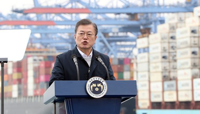 문재인 대통령이 지난 25일 부산신항 다목적 부두에 위치한 해양대학교 실습선 선상에서 열린 ‘동남권 메가시티 구축 전략 보고’에서 발언하고 있다. 연합뉴스