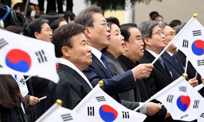 지난해 3월 1일 문재인 대통령과 김정숙 여사가 종로구 배화여고에서 열린 3·1절 기념식에서 3.1절 노래를 부르고 있다. 연합뉴스