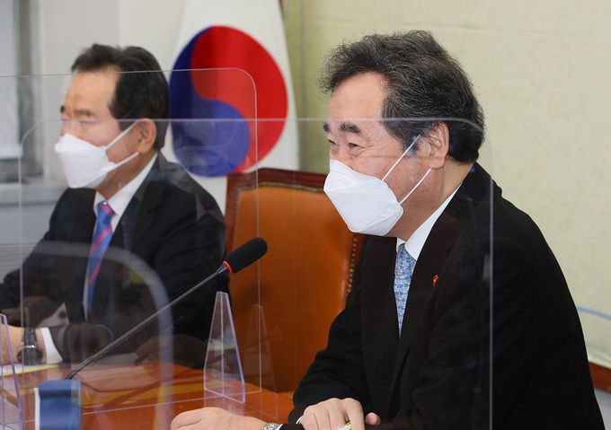 이낙연 더불어민주당 대표(오른쪽)가 28일 오후 국회에서 열린 제2차 고위 당·정협의회에서 정세균 국무총리의 말을 듣고 있다. 연합뉴스