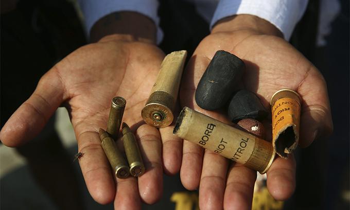 군부 쿠데타 발발 한 달을 맞은 미얀마 제2의 도시 만달레이에서 1일(현지시간) 한 시위대가 시위 진압 때 사용한 군경의 총알과 탄피, 고무탄을 들고 있다. 만달레이=AP연합뉴스