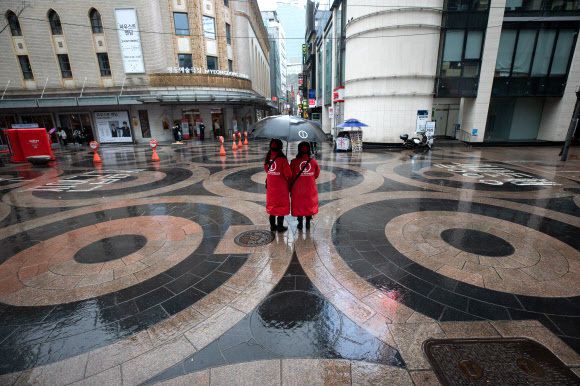 삼일절인 1일 서울 명동거리가 신종 코로나바이러스 감염증(코로나19) 확산 여파로 한산하다. 뉴스1