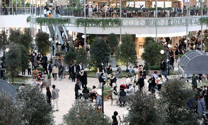 지난 1일 서울 여의도 '더현대 서울'이 쇼핑을 즐기는 시민들로 붐비고 있다. 뉴스1