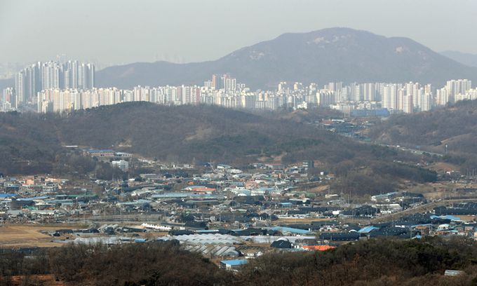6번째 3기 신도시로 조성되는 경기 시흥시 과림동 일대가 경기 광명시 가학산에서 보이고 있다. 뉴시스
