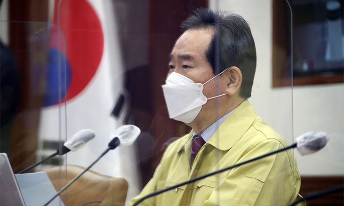 정세균 국무총리가 2일 정부서울청사에서 열린 신종 코로나바이러스 감염증(코로나19) 대응 중앙재난안전대책본부(중대본) 회의를 주재하며 발언하고 있다. 연합뉴스