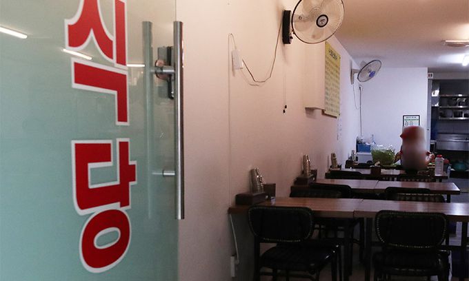 서울 명동 한 식당이 점심시간 임에도 한산하다. 연합뉴스