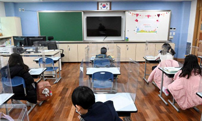 2일 오전 서울 강동구 강빛초중이음학교의 한 교실에서 초등학생들이 자리에 앉아 대기하고 있다. 연합뉴스