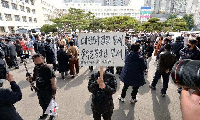윤석열 검찰총장이 대구고검·지검을 방문한 3일 윤 총장의 지지자가 대구고검 앞에서 윤 총장 응원 피켓을 들고 있다. 대구=뉴시스