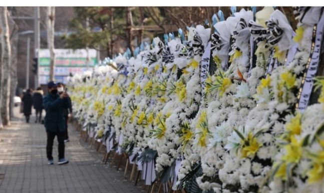 16개월 된 입양 딸 정인이를 학대해 숨지게 한 혐의를 받는 양부모의 3차 공판이 열린 3일 서울 양천구 남부지방법원 앞에 정인이를 추모하는 근조 화환이 놓여 있다. 연합뉴스