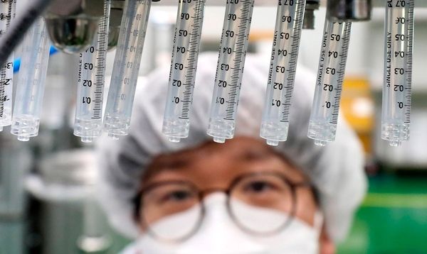 전북 군산시 풍림파마텍에서 지난달 18일 업체 직원들이 최소잔여형(LDS) 주사기를 생산하는 모습. 연합뉴스