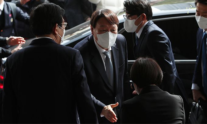 윤석열 검찰총장이 3일 직원과의 간담회를 위해 대구고검과 지검을 방문한 가운데 윤 총장이 직원들과 인사를 나누고 있다. 연합뉴스