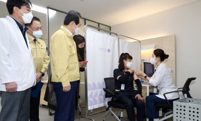 정세균 국무총리가 지난달 27일 오전 서울시 중구 을지로 국립중앙의료원 중앙예방접종센터에서 의료원 관계자가 화이자 백신을 접종받는 모습을 참관하고 있다. 연합뉴스