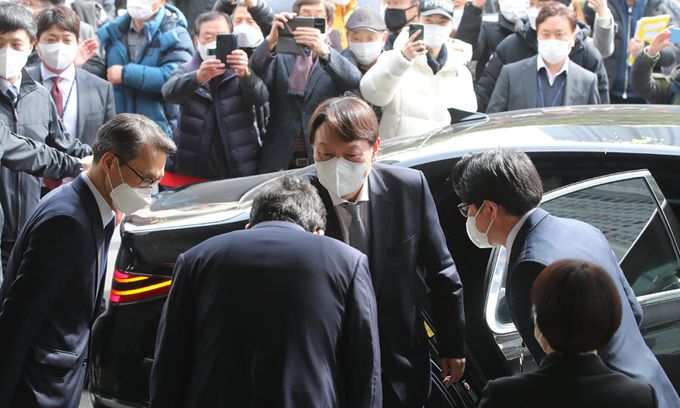 대구 간 윤석열 또 작심발언 윤석열 검찰총장(가운데)이 3일 대구고검에 도착해 조재연 대구지검장(오른쪽), 장영수 대구고검장(왼쪽) 등과 인사하고 있다.   대구=뉴스1