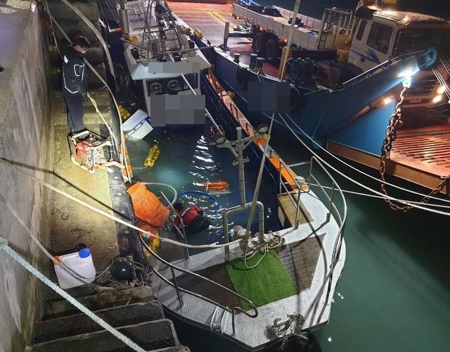 3일 2시 19분쯤 전남 고흥군 녹동항에서 정박 중인 고흥선적 낚시어선이 침수되고 있다. 여수해경 제공