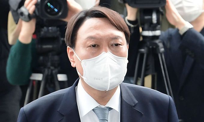 여당의 중대범죄수사청 입법 추진을 반대해 온 윤석열 검찰총장이 4일 서울 서초구 대검찰청 현관에서 “어렵게 쌓아올린 정의와 상식이 무너지는 것을 더는 두고 볼 수 없다”면서 총장직에서 물러나겠다는 뜻을 밝히고 있다.이재문 기자