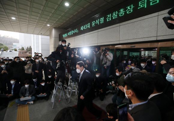 전격적으로 사의를 표명한 윤석열 검찰총장이 4일 오후 서울 서초구 대검찰청 청사를 나서고 있다. 연합뉴스